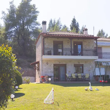 The Emerald Garden Maisonette בית נופש