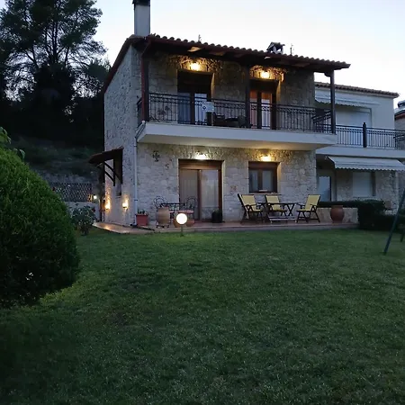 The Emerald Garden Maisonette בית נופש
