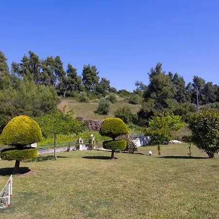The Emerald Garden Maisonette בית נופש